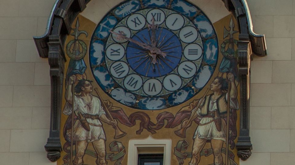 ceasul din turn incadrat de arcasi.jpg