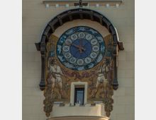 ceasul din turn incadrat de arcasi.jpg